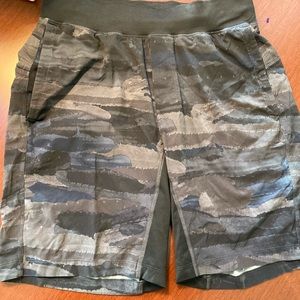 Men’s camo lululemon shorts! 🤩🤩🤩 Med